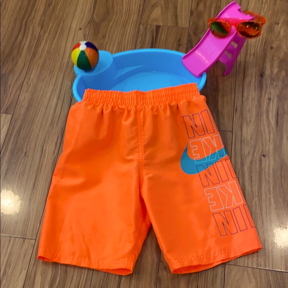Nike Block Logo Breaker 8" Swim Trunks (Big Kids) Size S in Neon Orange & Teal